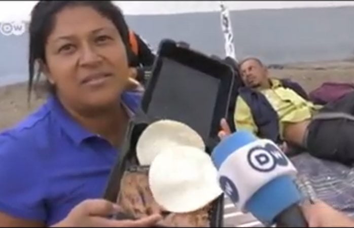 (VIDEO) Mujer hondureña se queja de la comida que le regalan, «es comida para cerdos» afirmó.