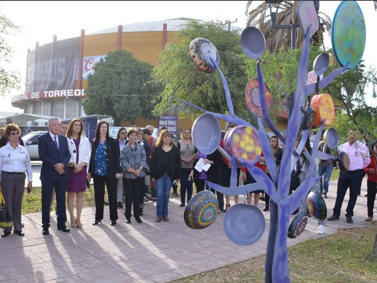 Alcalde de Torreón festeja a las mujeres con «árbol de sartenes».