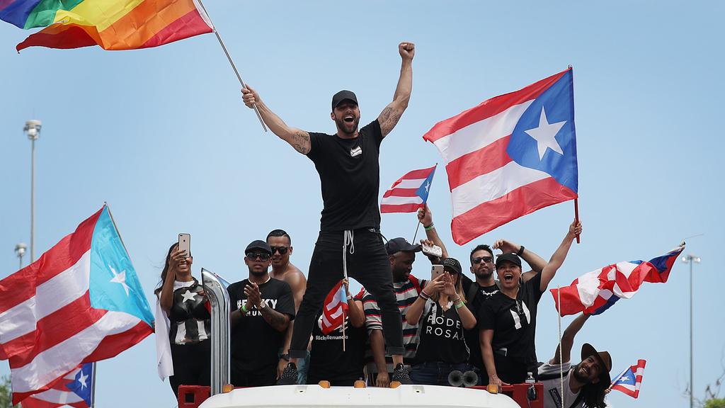 ¡RENUNCIA GOBERNADOR DE PUERTO RICO, RICARDO ROSSELLÓ!