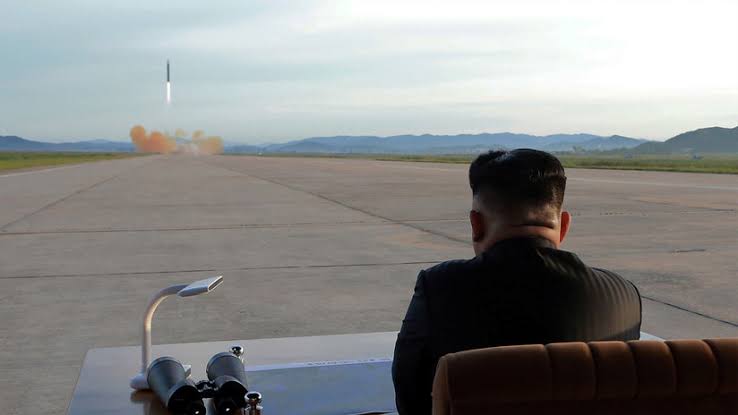 Korea del norte le demuestra su amistad a Trump lanzando dos misiles