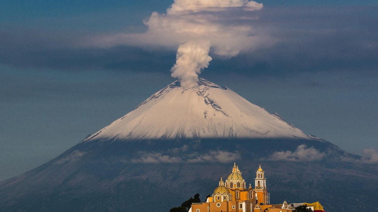 (VIDEO) Supuesto ovni es captado entrando al volcán Popocatépetl