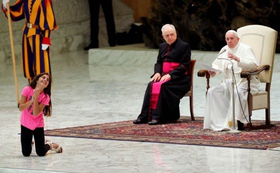 Niña sube al escenario durante audiencia papal y le roba el protagonismo al Papa Francisco