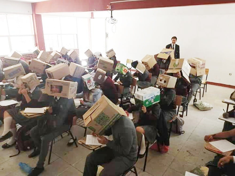 Resultado de imagen para Un profesor le coloca a cada alumno una caja de cartÃÂ³n en su cabeza para evitar que se copien