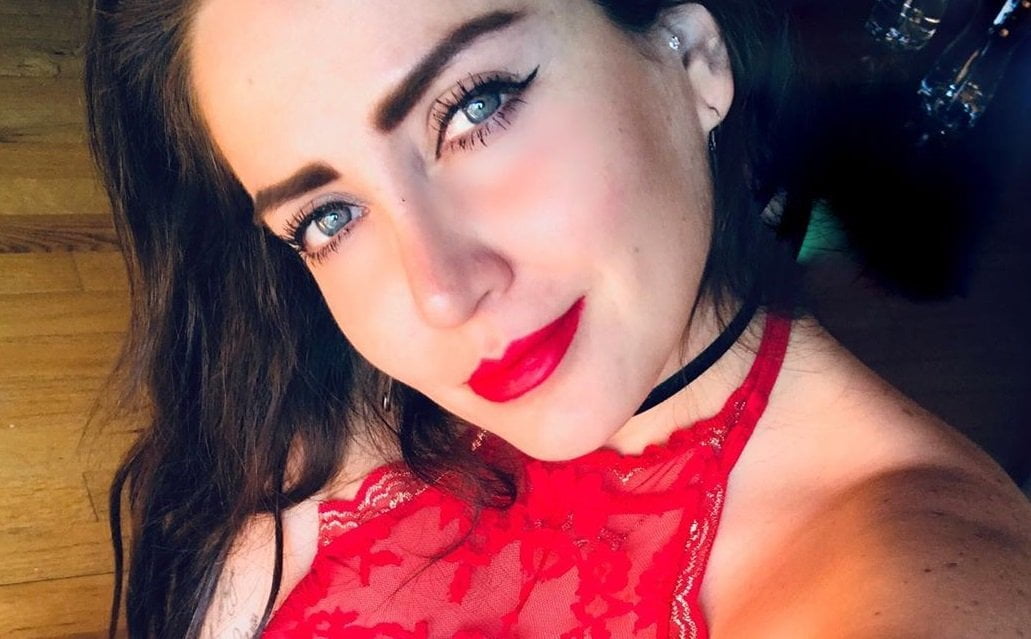 ¡La chica del bikini azul!, Celia Lora posa con atrevido bikini azul
