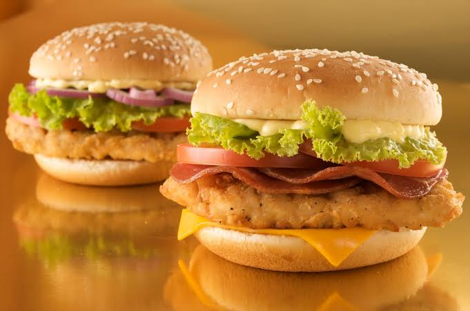 Joven pierde la vida después de comer hamburguesa de pollo