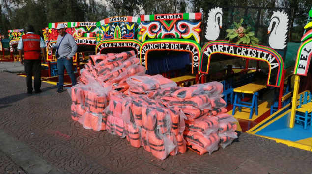Para evitar tragedias en Xochimilco: Reparten 700 chalecos salvavidas en trajineras