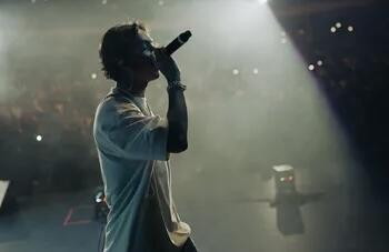 VIDEO: “Cantas bien c#lero” Natanael Cano presta micrófono a fan para que cante y termina insultándolo