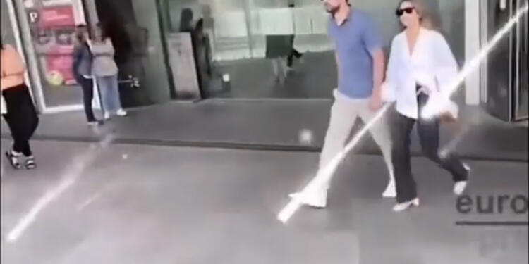 VIDEO: ‘Nunca le llegarás a los pies a Shakira’ fanática arremete en público contra Clara Chía