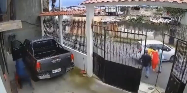 VIDEO: ‘¡Llévame a mí!’ Hombre ruega para que no secuestren a su esposa