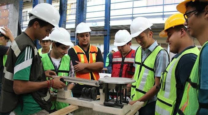 Ingeniería Civil: Entre las 10 carreras mejor pagadas en México, ¿cuánto ganan?