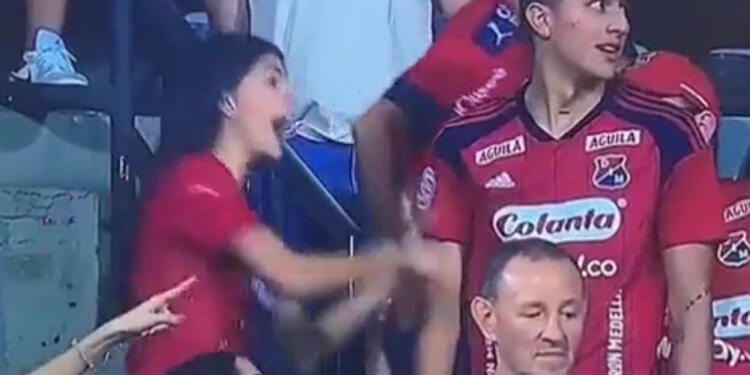 VIDEO: ‘Se te borró la sonrisa’ Jovenes se esconden de las cámaras en partido de fútbol