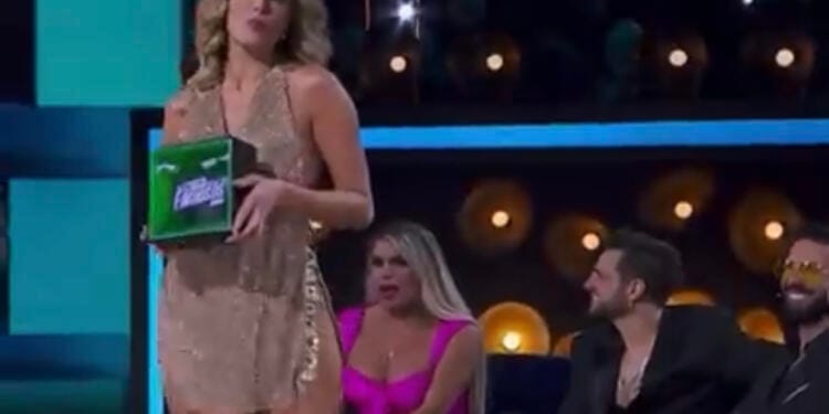 VIDEO: Poncho De Nigris ‘se come’ con la mirada a Marie Claire Harp en pleno programa