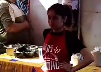 VIDEO: ¿Problemas de dinero? Captan a Karol Sevilla, ‘novia’ de Emilio Osorio vendiendo tacos en la calle