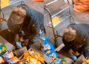 VIDEO: ¿Sabritas piratas? Captan a mujer empaquetando producto en la calle