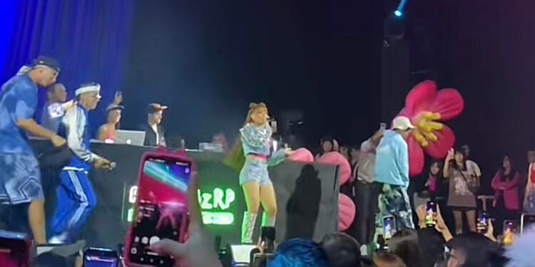 VIDEO: Yeri Mua hace su primera presentación cantando en vivo en CDMX