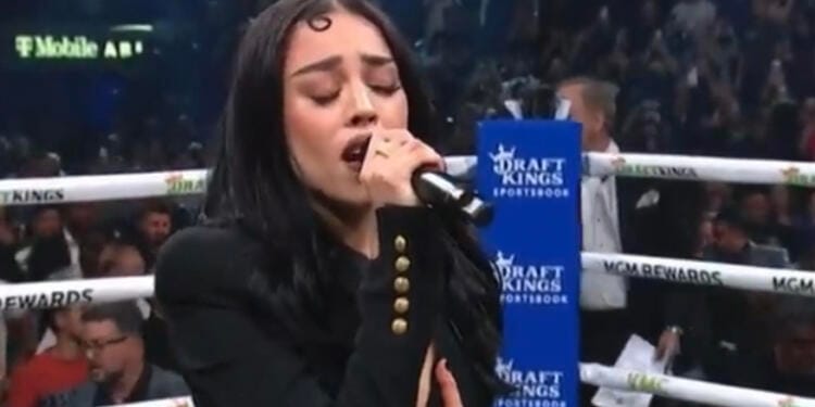 VIDEO: Danna Paola interpreta el himno nacional en pelea del Canelo Álvarez