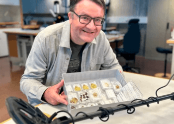 Hombre compra detector de metales para hacer ejercicio y se encuentra con el “descubrimiento de ORO del SIGLO”