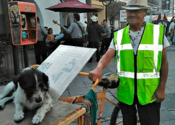 Fallece Don Carolino, el famoso poeta recolector que recorría las calles con su perro ‘Pinto’
