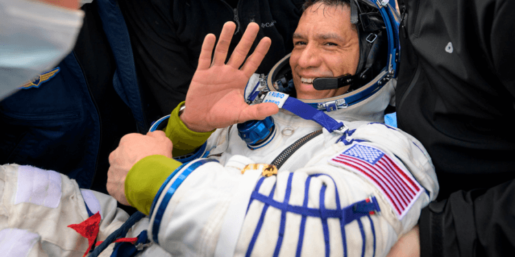 VIDEO: Vuelven a la Tierra tres astronautas que estuvieron atrapados durante más de un año en el espacio