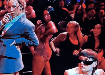 VIDEO: Así fue la peculiar reacción de Peso Pluma al ver a Doja Cat cantando