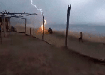 VIDEO: Cae rayo en playa de Michoacán y alcanza a dos personas