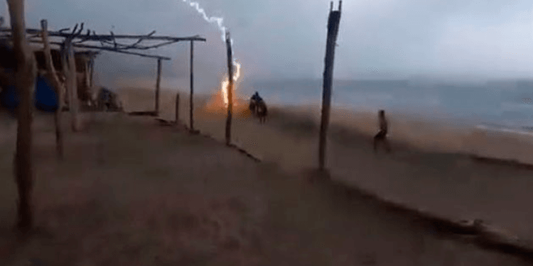 VIDEO: Cae rayo en playa de Michoacán y alcanza a dos personas