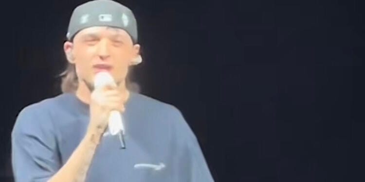VIDEO: Peso Pluma habla de lo ocurrido con Nicki Nicole en pleno concierto