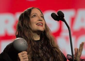 VIDEO: Natalia Lafourcade vence a Bad Bunny y Karol G y se lleva el premio al ‘Artista del Año’ en Premios Rolling Stone