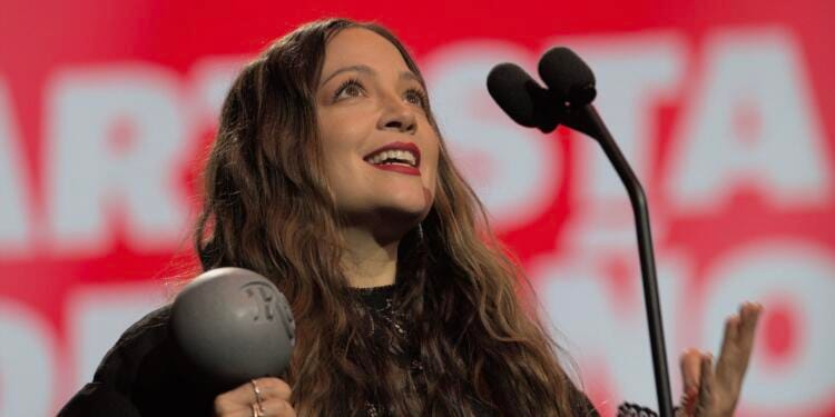 VIDEO: Natalia Lafourcade vence a Bad Bunny y Karol G y se lleva el premio al ‘Artista del Año’ en Premios Rolling Stone