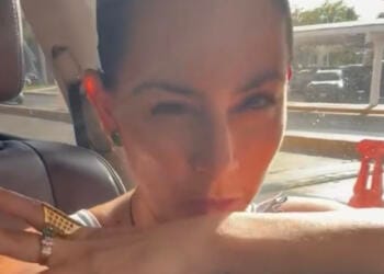 VIDEO: Claudia Lizaldi explota contra autoridades porque no la dejaron estacionarse en lugar prohibido