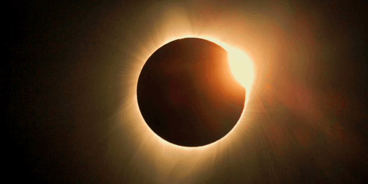 ¿Puedo tomarle fotos al eclipse con mi celular de forma segura?