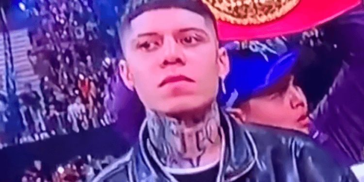 VIDEO: Santa Fe Klan genera burlas por su mirada de enojo durante pelea del Canelo