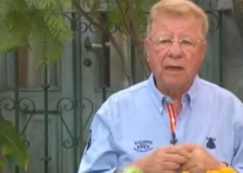 VIDEO: Se burlan de Carlos Alazraki por no saber dónde comprar 100 litros de agua para donar a Acapulco