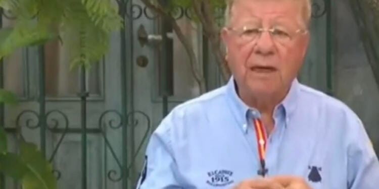 VIDEO: Se burlan de Carlos Alazraki por no saber dónde comprar 100 litros de agua para donar a Acapulco