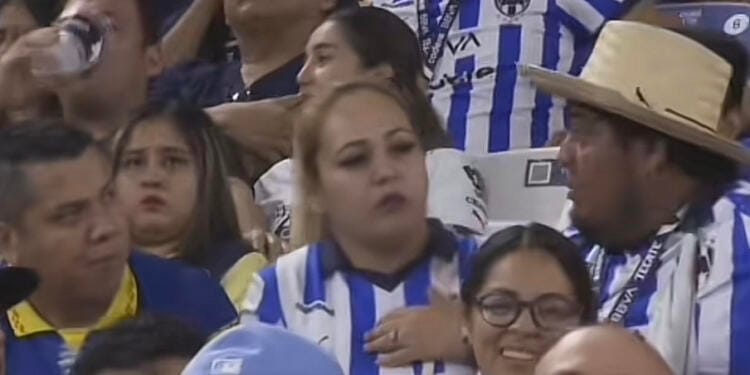 VIDEO: Se descuida aficionado de Rayados de Monterrey y le bajan a su esposa
