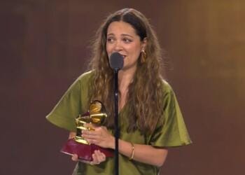 VIDEO: Natalia Lafourcade se convierte en la mujer más premiada en la historia de los Latin Grammy