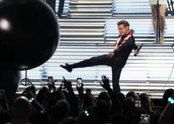 VIDEO: Luis Miguel sufre caída en pleno concierto y se viraliza