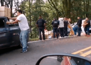 VIDEO: Pobladores de Morelos rapiñan camión que llevaba víveres a Acapulco