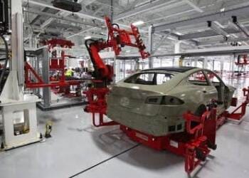 VIDEO: Robot ataca a ingeniero de una fabrica de Tesla en Texas