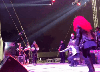 VIDEO: Alex Lora sufre caída en pleno escenario y preocupa a sus fans