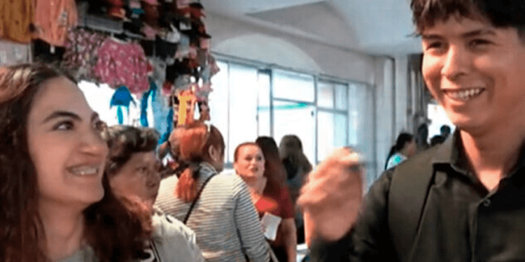 VIDEO: Joven no aguanta la risa al preguntarle a una chica sobre el regalo más triste que le han dado en un intercambio