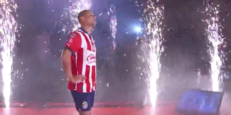 VIDEO: Así fue la emotiva presentación del Chicharito Hernández en Chivas