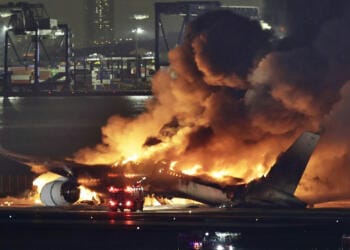 Avión de Japan Airlines choca con otro y se incendia en Tokio; hay cinco personas sin vida