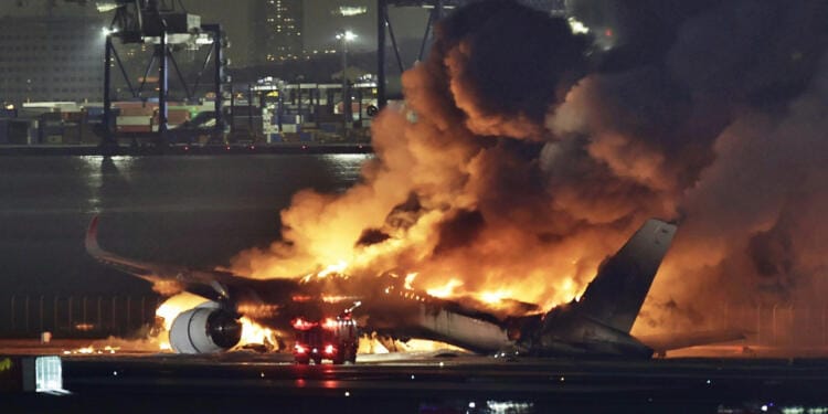 Avión de Japan Airlines choca con otro y se incendia en Tokio; hay cinco personas sin vida