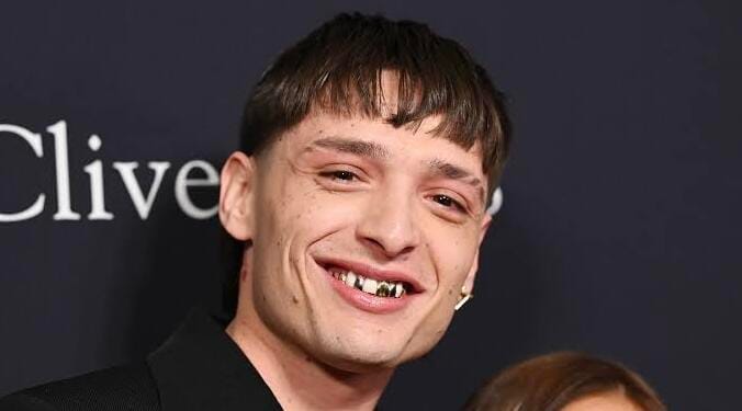 VIDEO: Peso Pluma hace historia al llevarse su primer Grammy con «Génesis»