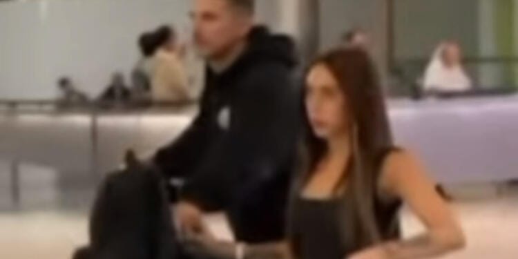 VIDEO: Captan a Nicki Nicole tomada de la mano de otro hombre
