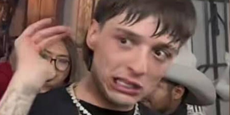 Afirman que Peso Pluma fue internado en una clínica de rehabilitación tras terminar con Nicki Nicole