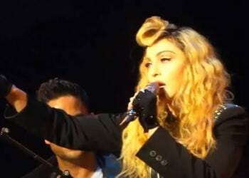 VIDEO: Madonna le reclama a fan por no ponerse de pie en concierto; descubrió que estaba en silla de ruedas