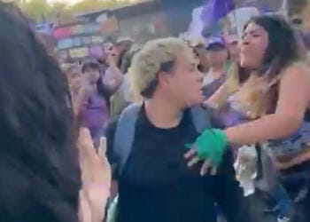 Detienen a sujeto por agredir a feministas en la marcha del 8M