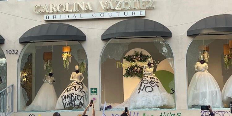 VIDEO: Manifestantes rompen vidrios y vandalizan tienda de vestidos de novia; la dueña es feminista
